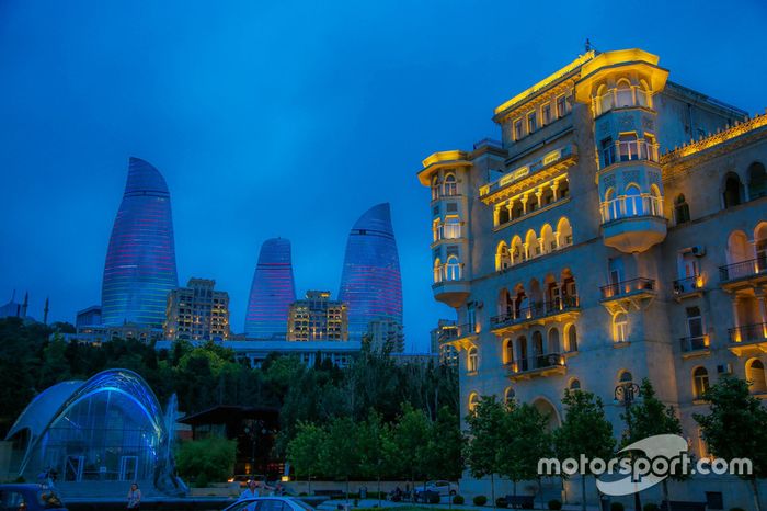 Ambiente de noche de Bakú, Torres Flame y casco antiguo