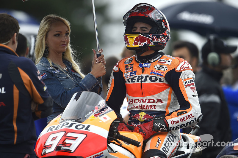 Marc Márquez, Repsol Honda Team con una hermosa chica de la parrilla