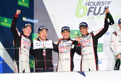 Подіум LMP1: переможці #6 Toyota Racing Toyota TS050 Hybrid: Стеффан Сарразан, Майк Конвей, Камуі Ко