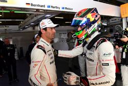 Ganadores de la pole #1 Porsche Team Porsche 919 Hybrid: Mark Webber, Brendon Hartley