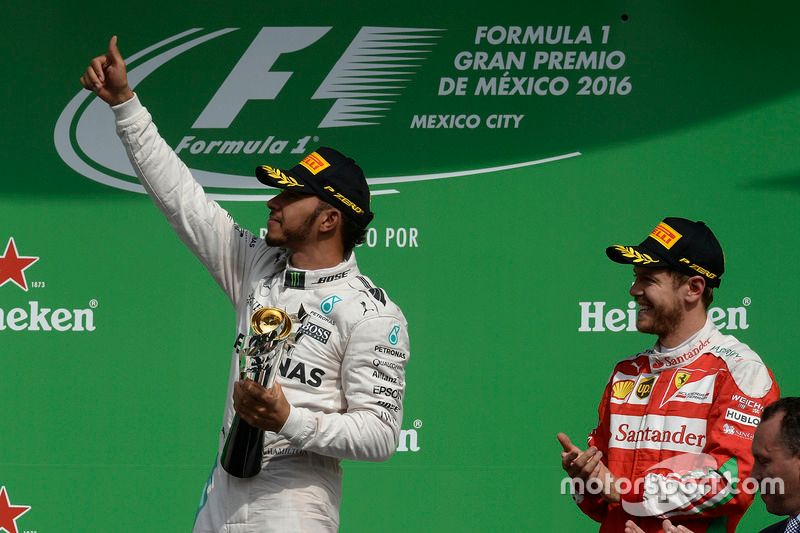 Podio: ganador de la carrera Lewis Hamilton, Mercedes AMG F1, tercer lugar Sebastian Vettel, Ferrari