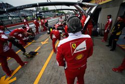 Maurizio Arrivabene, director del equipo Ferrari observa a Sebastian Vettel, Ferrari SF16-H en los p