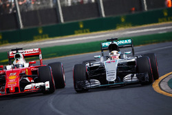 Lewis Hamilton, Mercedes AMG F1 Team W07 and Sebastian Vettel, Ferrari SF16-H battle for position