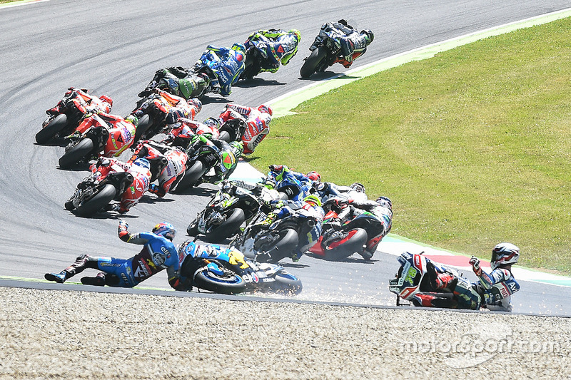 Choque de Jack Miller, Marc VDS, Loris Baz, Avintia Racing, Alvaro Bautista, Aprilia Racing Team Gre