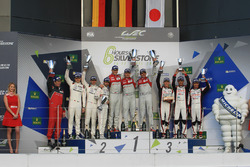 Podium: Sieger Marcel Fässler, Andre Lotterer, Benoit Tréluyer, Audi Sport Team, 2. Romain Dumas, Ne