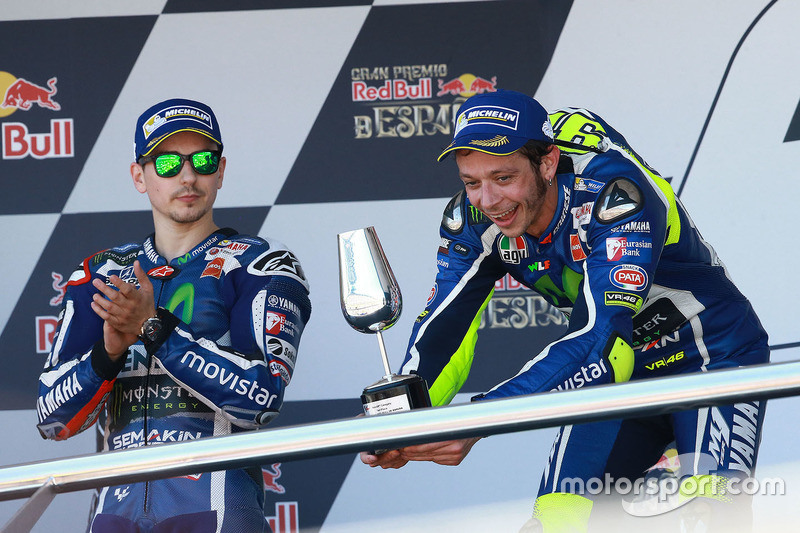 Valentino Rossi sul podio insieme a Jorge Lorenzo