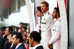 Il podio (da sx a dx): Max Verstappen, Red Bull Racing, secondo; Nico Rosberg, Mercedes AMG F1, vinc