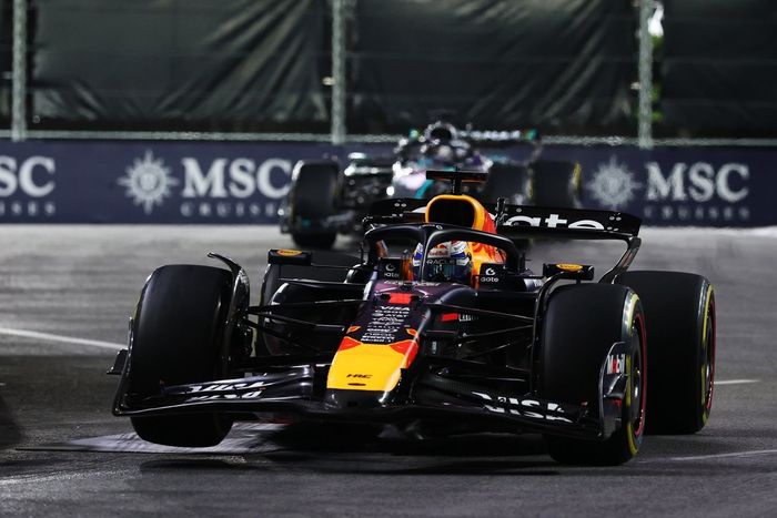 Max Verstappen, Red Bull Racing, George Russell, Mercedes