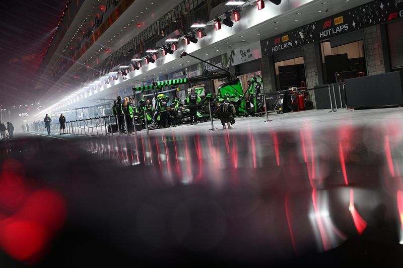 L'équipe Stake F1 Team Kick Sauber s'entraîne aux arrêts au stand