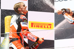 Chaz Davies, Ducati Team, fête sa victoire sur le podium