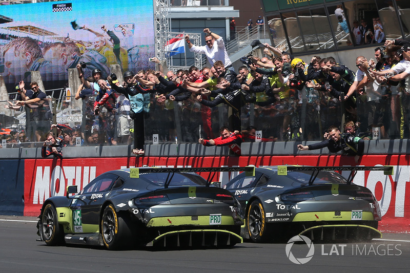 Bandera a cuadros #95 Aston Martin Racing Aston Martin Vantage: Nicki Thiim, Marco Sorensen, Richie 