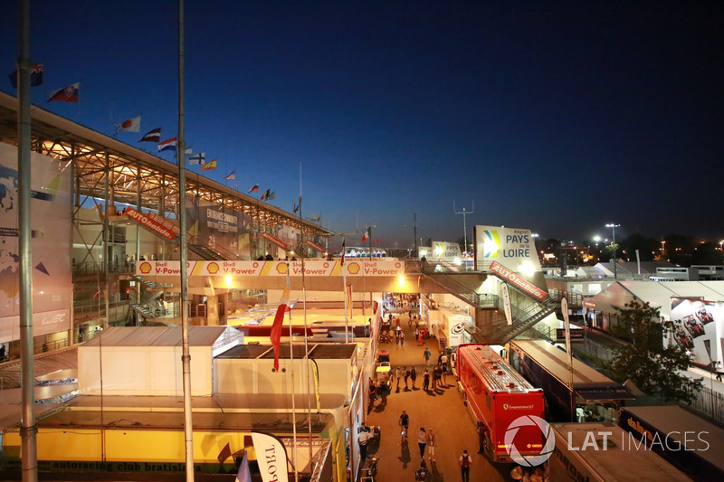 Atmosphere in the paddock