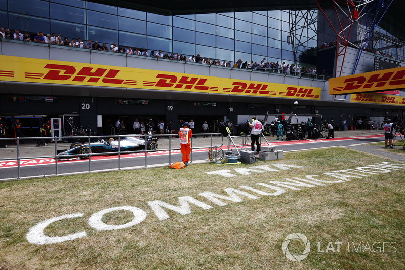 Lewis Hamilton, Mercedes AMG F1 W08, pit stop