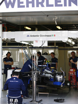 Meccanici Sauber preparano la Sauber C36 di Pascal Wehrlein per Antonio Giovinazzi