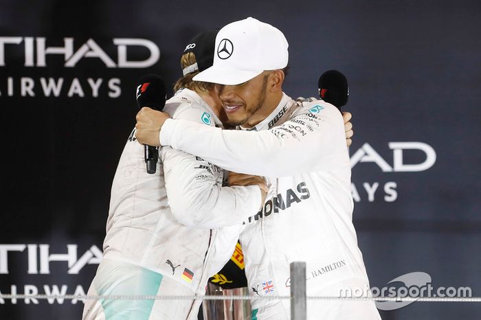 Podio: ganador de la carrera Lewis Hamilton, Mercedes AMG F1 W07 Hybrid y el segundo lugar  Nico Rosberg, Mercedes AMG F1 W07 Hybrid se abrazan