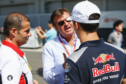 Pierre Gasly, Scuderia Toro Rosso, talks to Carlos Sainz