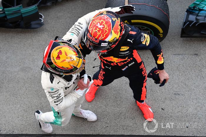 Ganador, Lewis Hamilton, Mercedes AMG F1 celebra con Max Verstappen, Red Bull Racing