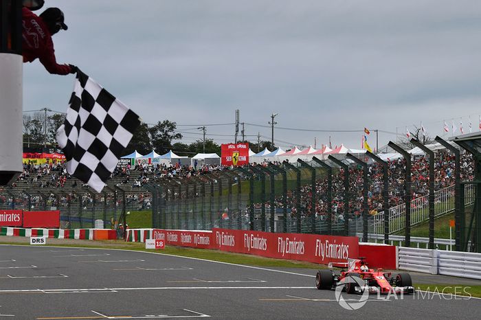 Sebastian Vettel, Ferrari SF70H toma la bandera a cuadros al final de calificación