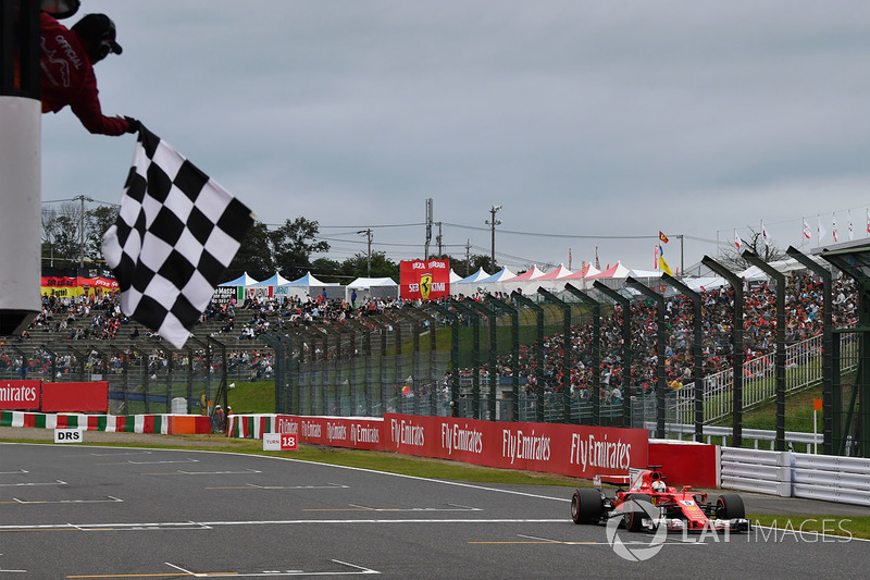 Sebastian Vettel, Ferrari SF70H toma la bandera a cuadros al final de calificación