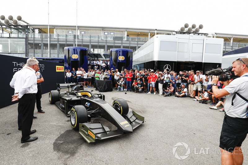 El nuevo coche de F2 2018 presentado en el paddock