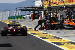 Fernando Alonso, McLaren MCL32, esce mentre Stoffel Vandoorne, McLaren MCL32, viene riportato nel ga