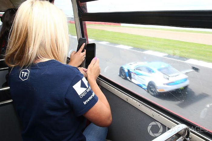 Un autobús Routemaster con invitados en pista durante los libres