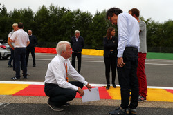 Charlie Whiting en Laurent Mekies, FIA , inspecteren het circuit