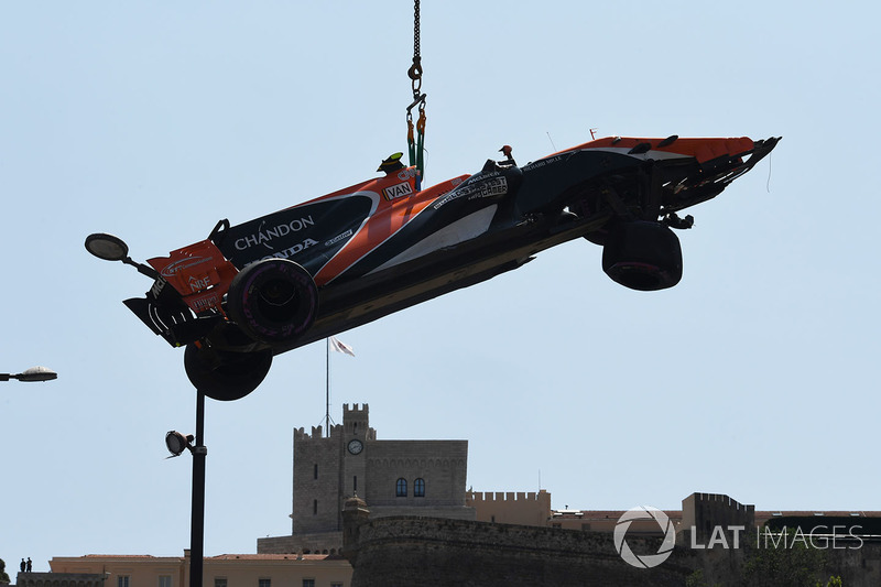 Разбитый McLaren MCL32 Стоффеля Вандорна