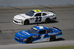 Elliott Sadler, JR Motorsports, Chevrolet Camaro Chevrolet OneMain Financial and Chase Elliott, GMS Racing, Chevrolet Camaro