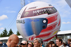 Lewis Hamilton, Mercedes-AMG F1 fans balloon helmet