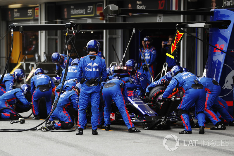 Brendon Hartley, Toro Rosso STR13 Honda, masuk pit stop