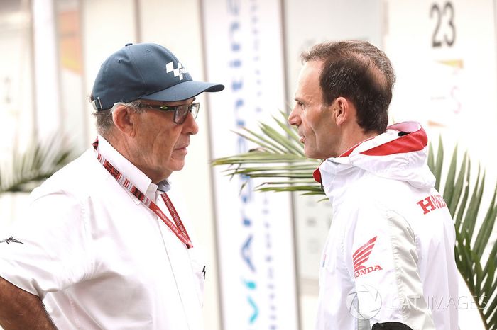 Carmelo Ezpeleta, director general de Dorna Sports, Alberto Puig, director del equipo Repsol Honda Team