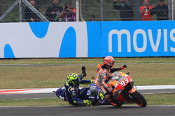 Marc Marquez, Repsol Honda Team, Valentino Rossi, Yamaha Factory Racing se touchent