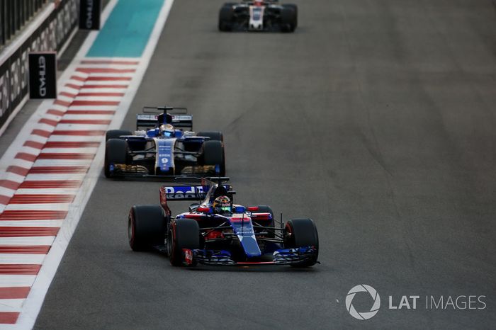 Brendon Hartley, Toro Rosso STR12, por delante de Marcus Ericsson, Sauber C36