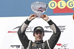Il secondo classificato Simon Pagenaud, Team Penske Chevrolet, festeggia sul podio