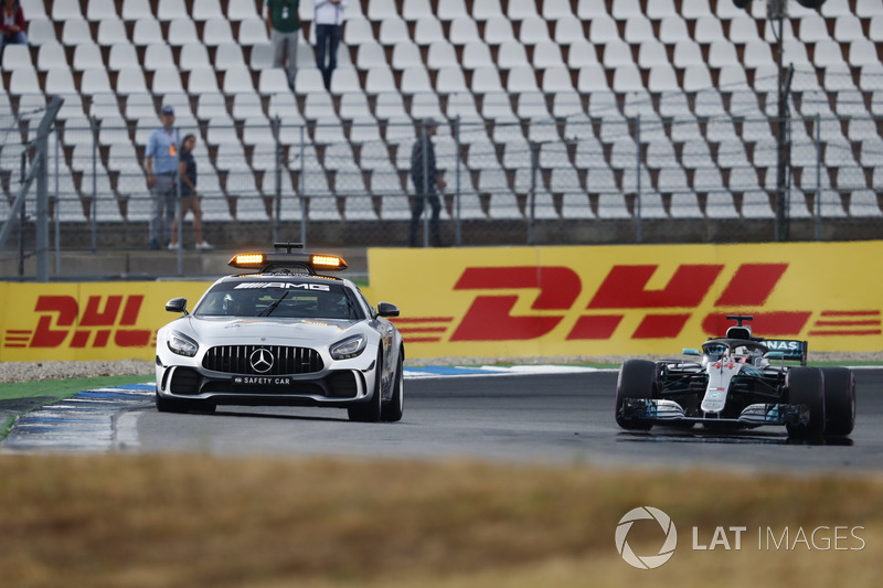 La safety car davanti a Lewis Hamilton, Mercedes AMG F1 W09