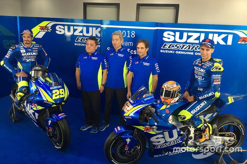 Andrea Iannone, Team Suzuki MotoGP, Alex Rins, Team Suzuki MotoGP with team members