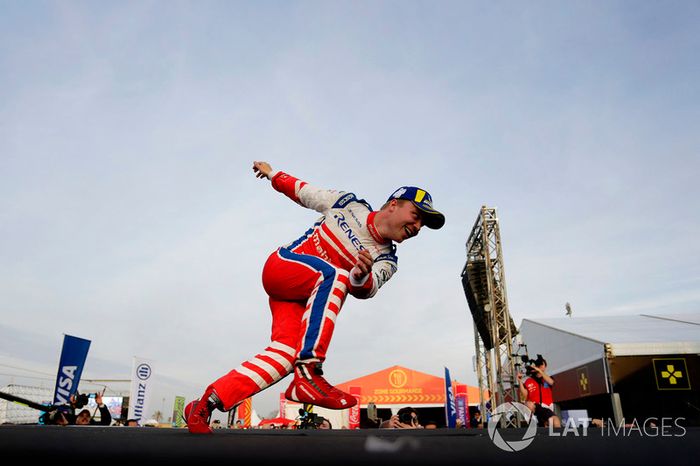Ganador de la carrera  Felix Rosenqvist, Mahindra Racing, celebra en el podio