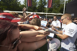 Valtteri Bottas, Mercedes AMG F1, firma autografi ai tifosi