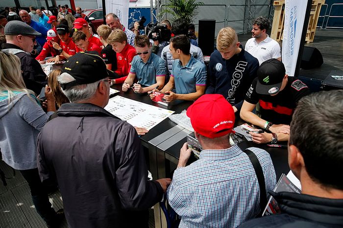 Robert Shwartzman, PREMA Theodore Racing Dallara F317 - Mercedes-Benz, Ben Hingeley, Hitech Bullfrog GP Dallara F317 - Mercedes-Benz, Alex Palou, Hitech Bullfrog GP Dallara F317 - Mercedes-Benz, Julian Hanses, ma-con Dallara F317 - Volkswagen