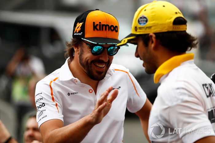 Carlos Sainz Jr., Renault Sport F1 Team, y Fernando Alonso, McLaren
