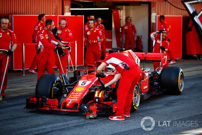 Sebastian Vettel, Ferrari, para fuera de su garaje