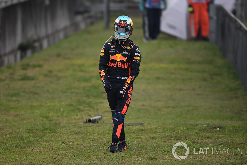 Daniel Ricciardo, Red Bull Racing stopped on track in FP3