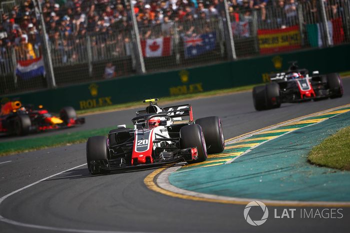 Kevin Magnussen, Haas F1 Team VF-18 Ferrari, Romain Grosjean, Haas F1 Team VF-18 Ferrari, y Daniel Ricciardo, Red Bull Racing RB14 Tag Heuer