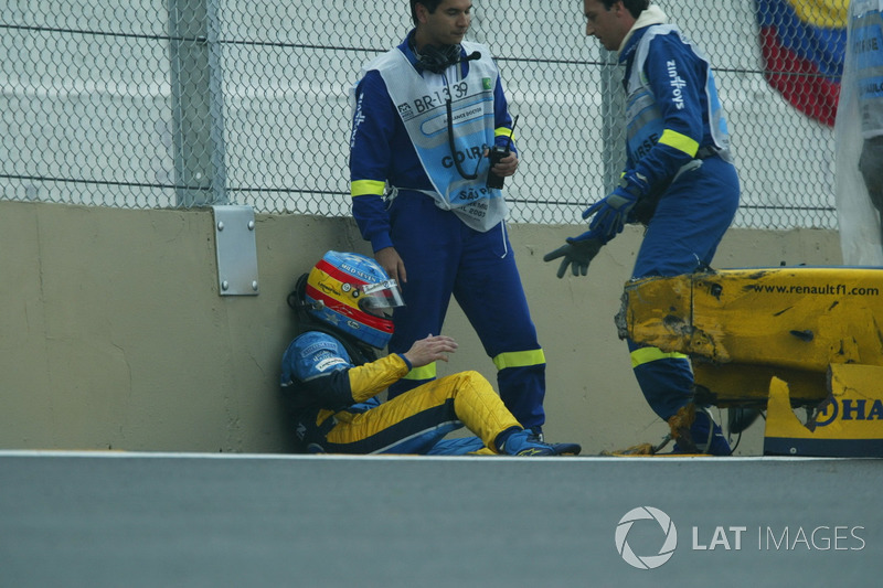 Fernando Alonso, Renault Renault F1 Team R23, sitting down with the wrecked car