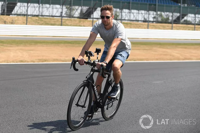 Jenson Button en bicicleta 