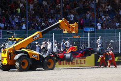 Los oficiales retiran el coche dañado de Max Verstappen Red Bull Racing RB14