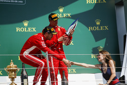 Yarış galibi Sebastian Vettel, Ferrari ve Nathalie McGoin