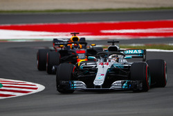 Lewis Hamilton, Mercedes AMG F1 W09, Daniel Ricciardo, Red Bull Racing RB14