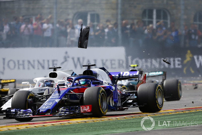 Brendon Hartley, Toro Rosso STR13, Lance Stroll, Williams FW41, entre escombros